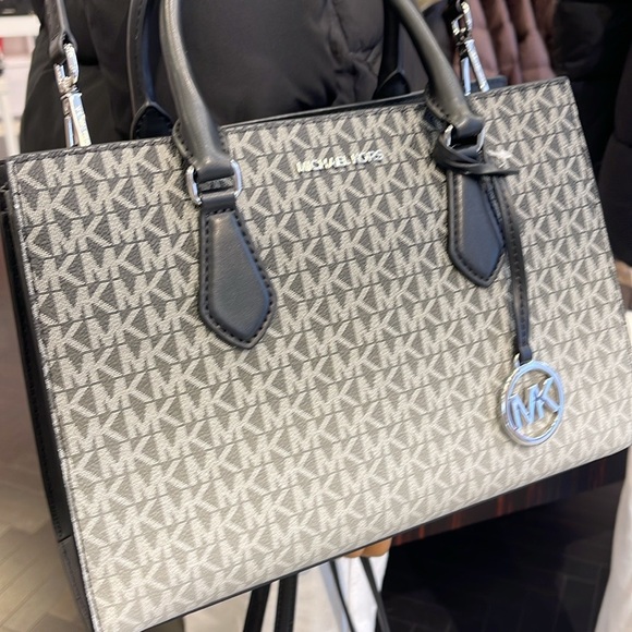 Michael Kors Sheila Medium Ombré Signature Logo Satchel
Black
NWT - Picture 14 of 16